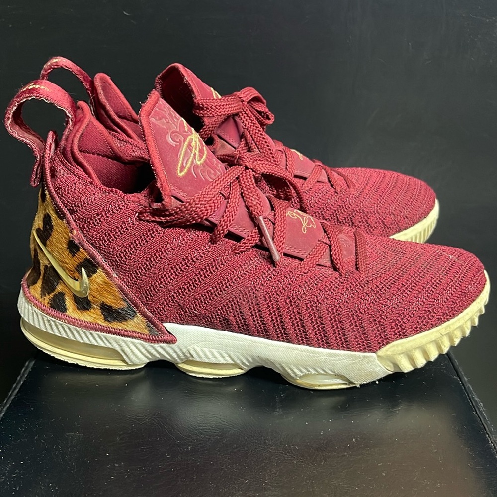 Nike Lebron James 16 GS ‘King’ Red Kids Size 6Y